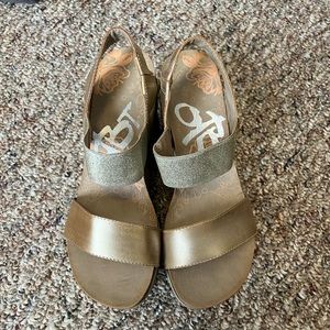 Gold wedge shoes/7.5